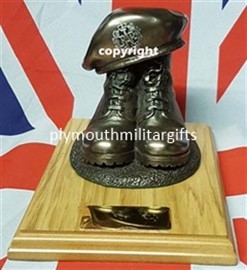 RAF Presentation Boot & Beret Figure Light Oak base